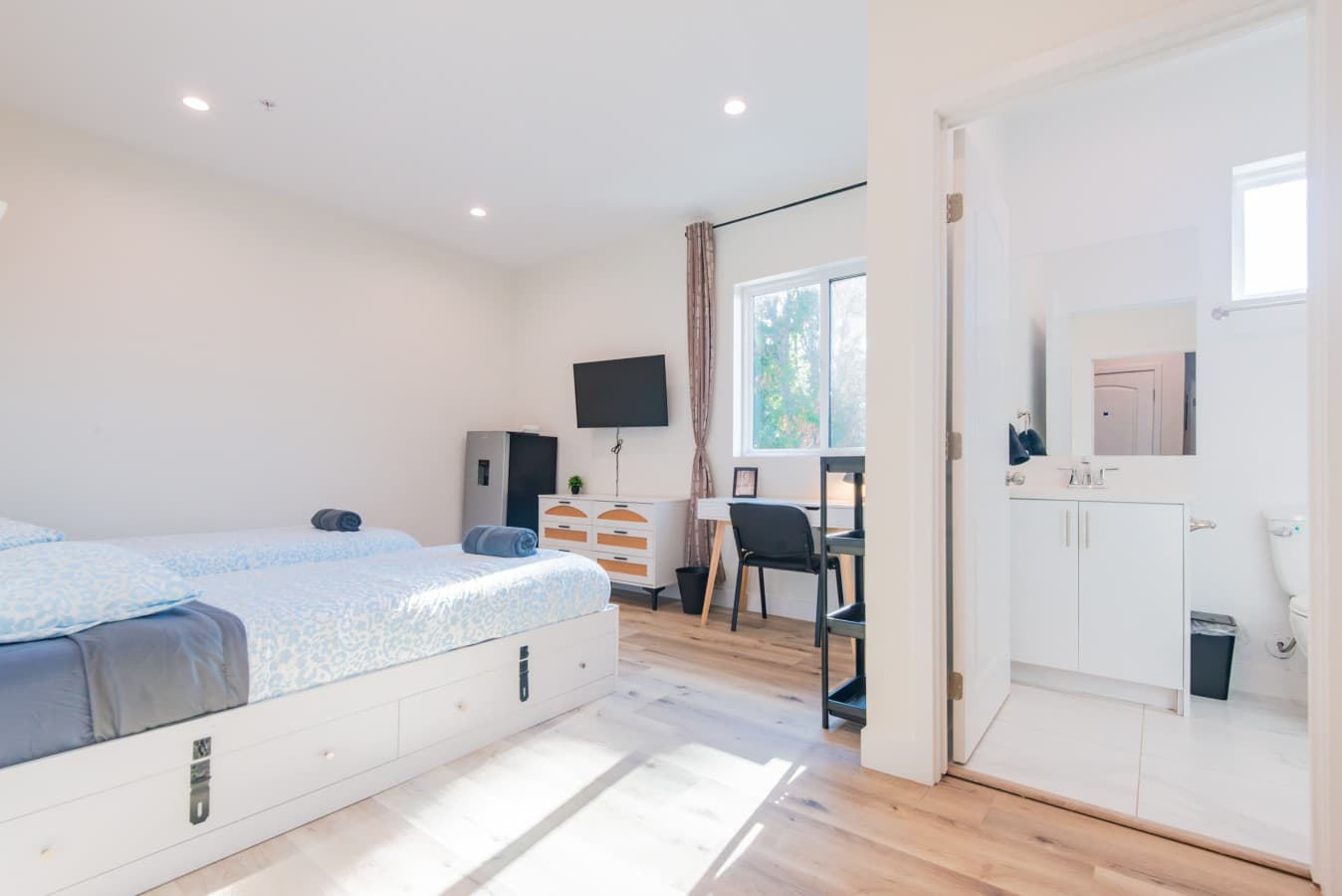 Affordable Shared Room + Ensuite Bath, Fast Wi-Fi