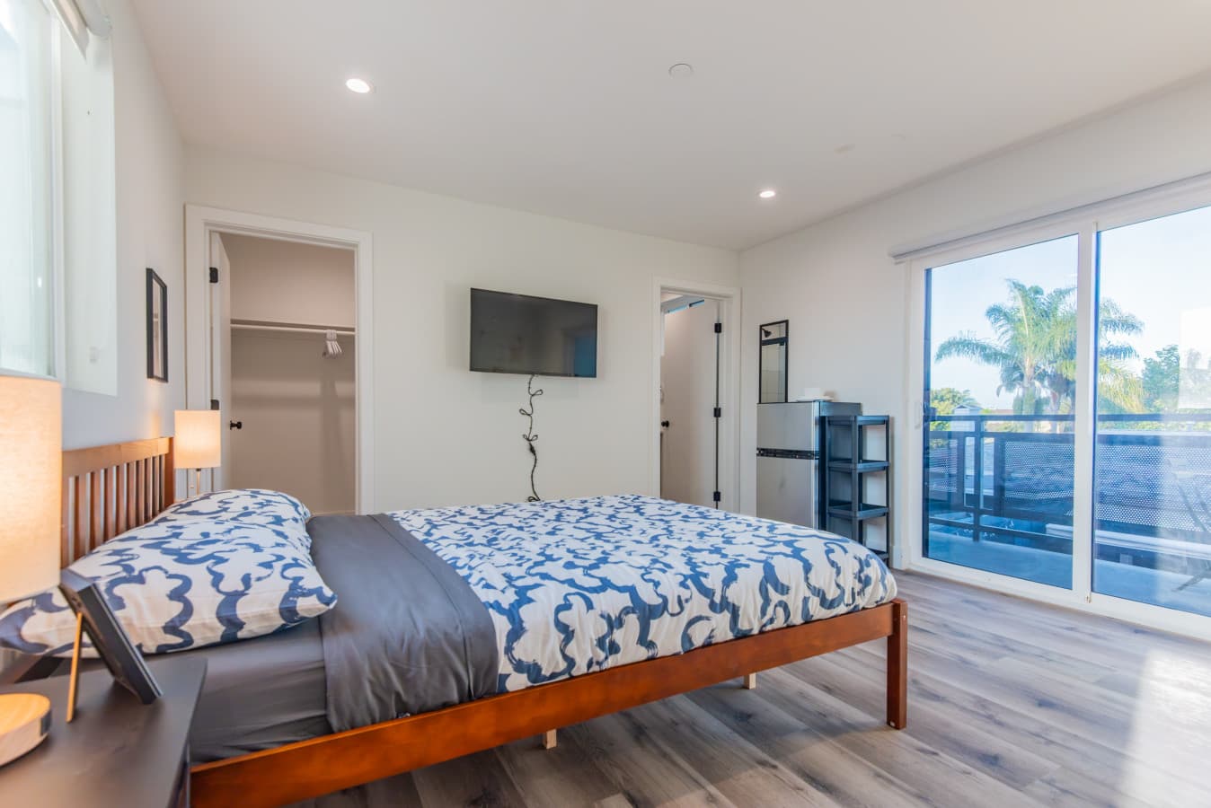 Clean Modern Room With Ensuite Bath + Balcony
