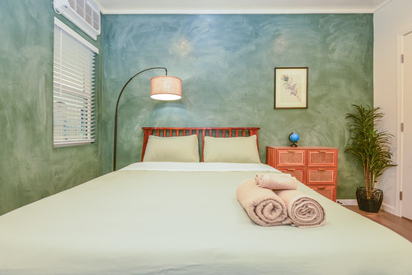 Clean Private Room+Bath in the East Hollywood Grid