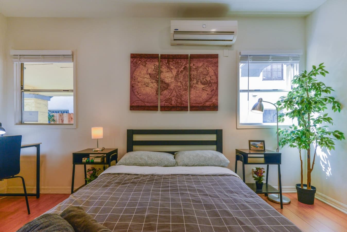 Clean Private Room in Hollywood Local Neighborhood