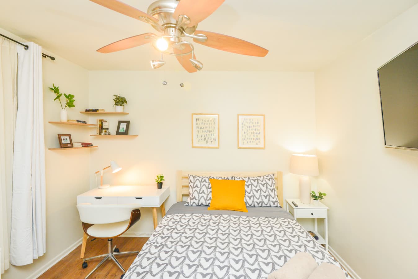 Clean Private Room Setup Close to Rodeo Drive