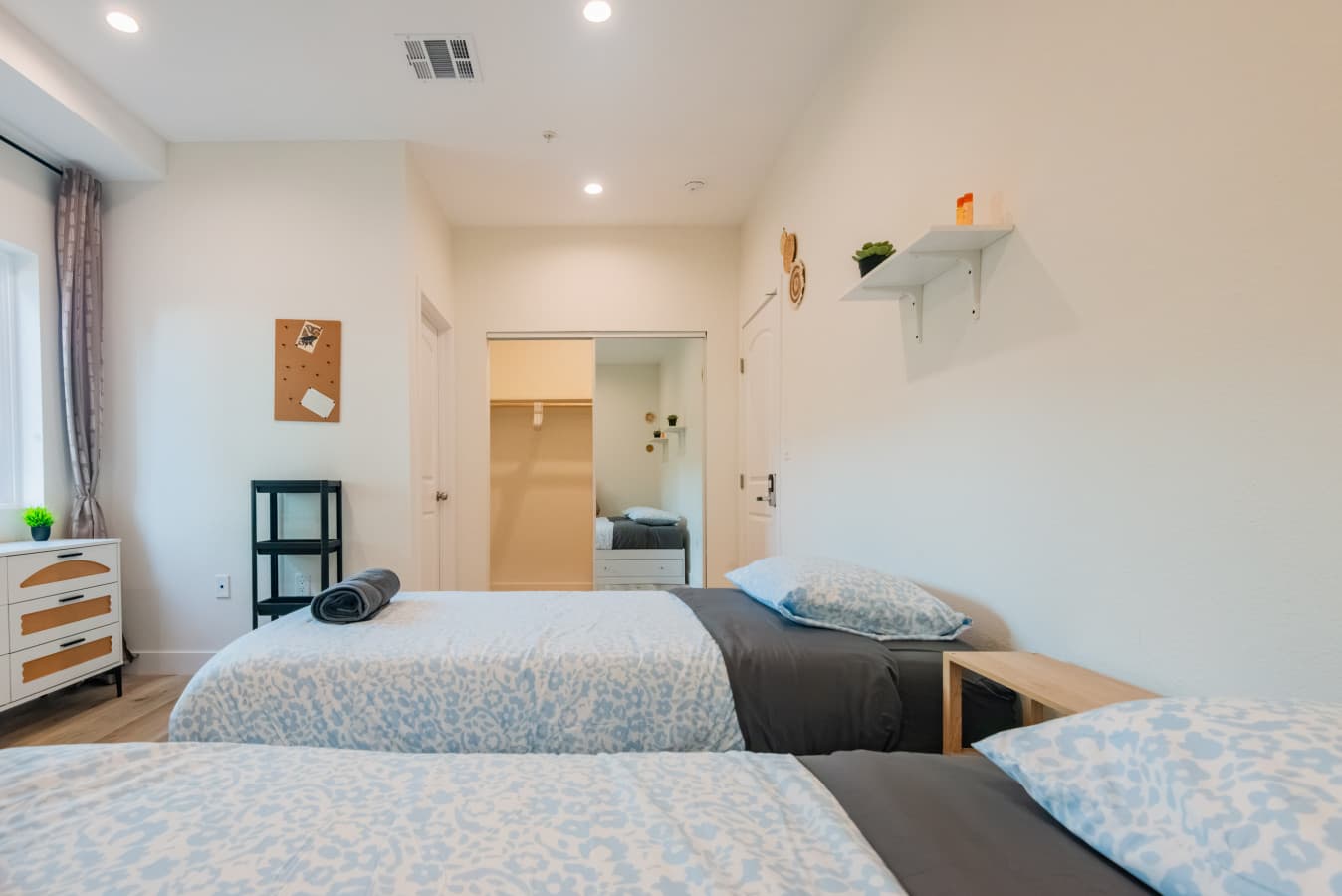 Clean Shared Room + Ensuite Bath By Local Transit