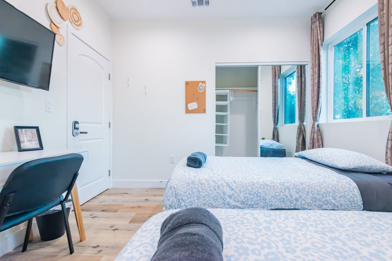 Clean Shared Room in Safe Walkable LA Neighborhood