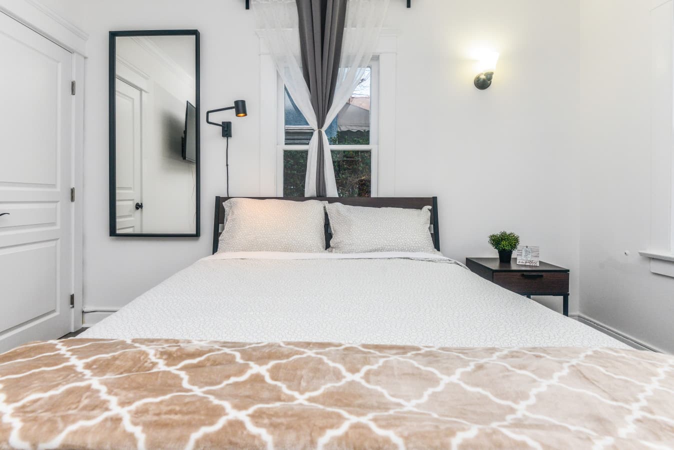 Comfortable Private Clean Room in Prime Korea Town