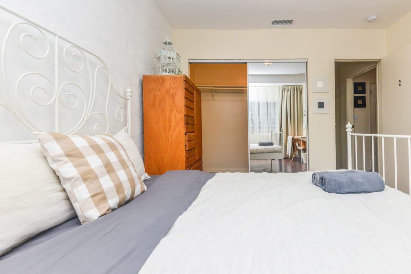 Comfortable Room Near Hollywood Hotspots