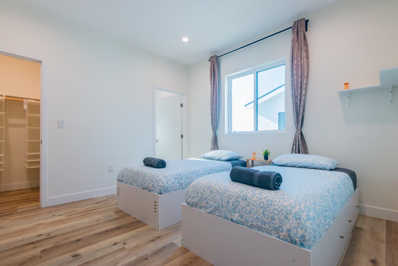 Economical Clean Bed + Ensuite Bath by Culver City