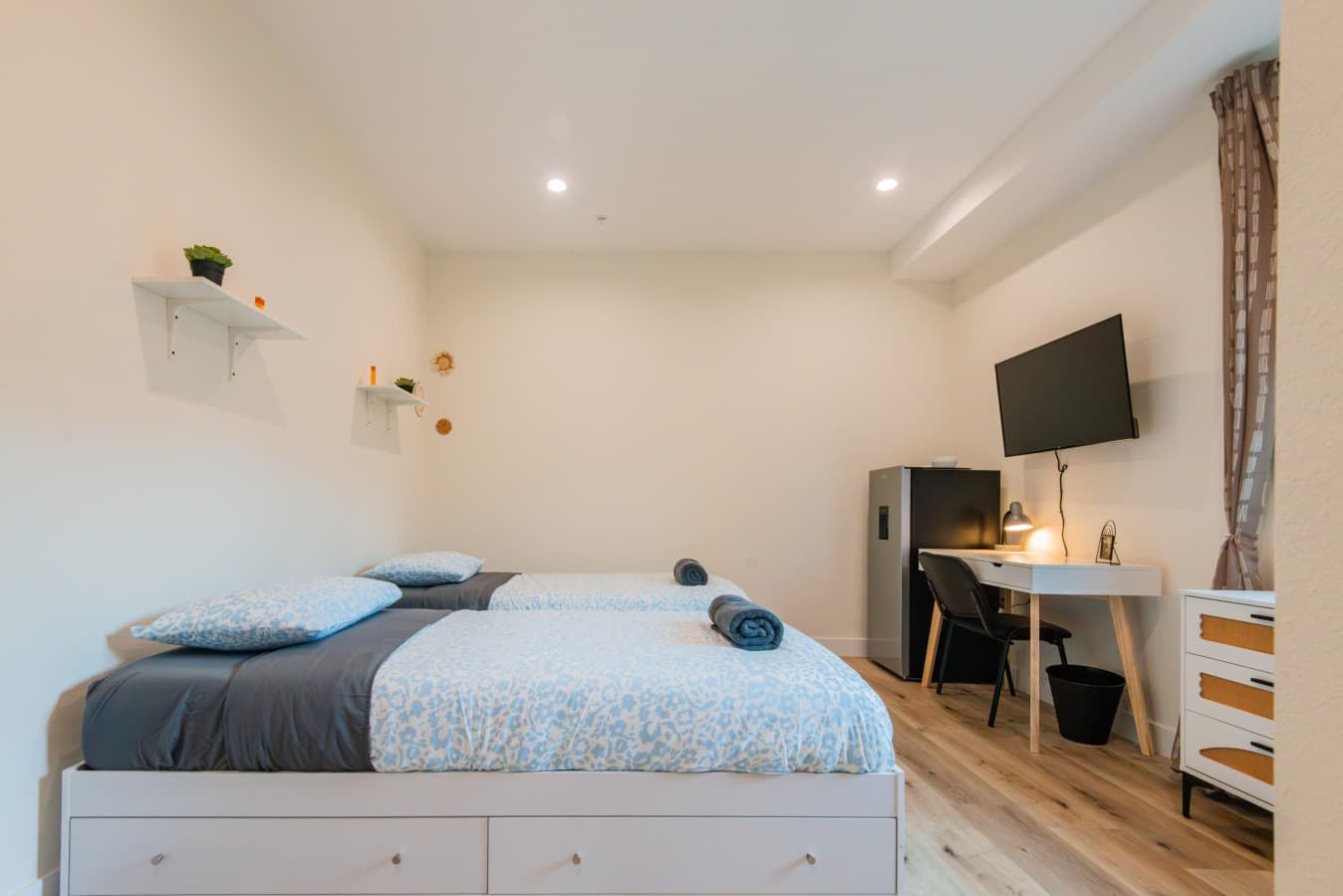 Neat Shared Room + Ensuite Bath By Local Transit