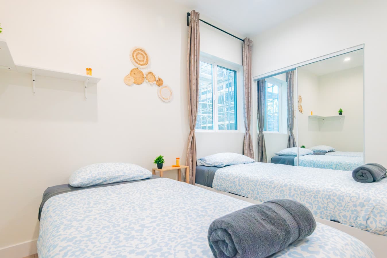 Shared Room in Calm LA Neighborhood, Fast Wi-Fi