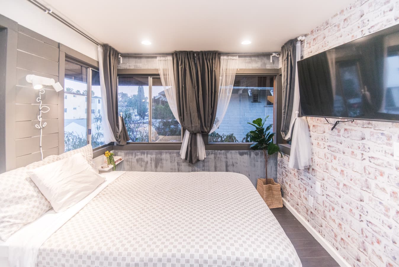 Spacious Clean 1BR near Exposition Park Landmarks