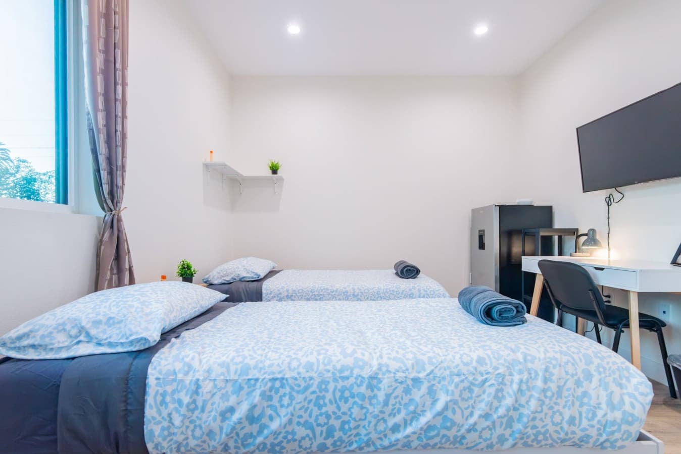 Tidy Shared Room in Safe Walkable LA Neighborhood