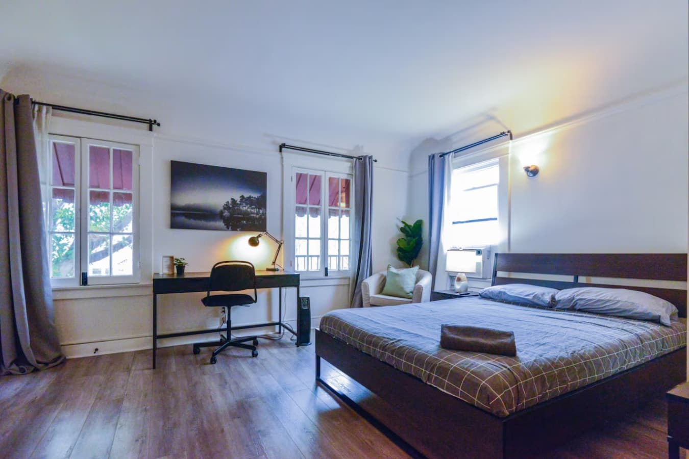 Very Spacious Private Room + Bath by Metro Routes